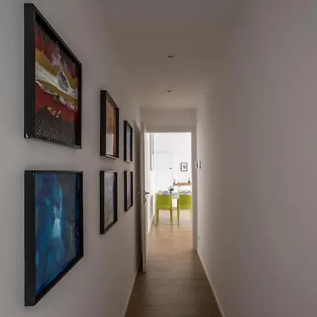 -art Gallery- Luxury Boutique In Center Of קומו