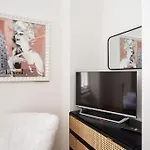 -art Gallery- Luxury Boutique In Center Of Appartement *
