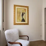 -art Gallery- Luxury Boutique In Center Of Appartement