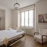 -art Gallery- Luxury Boutique In Center Of Appartement *