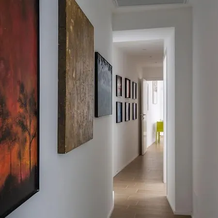 -art Gallery- Luxury Boutique In Center Of * Como