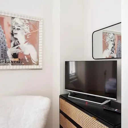 -art Gallery- Luxury Boutique In Center Of Appartement *