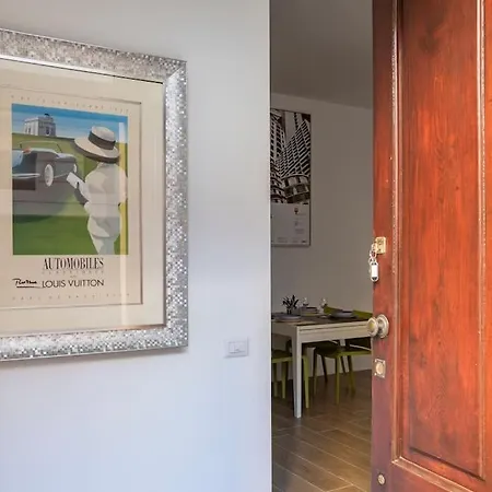 -art Gallery- Luxury Boutique In Center Of * Como