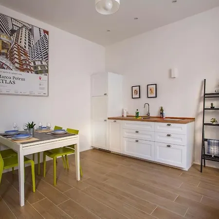 -art Gallery- Luxury Boutique In Center Of Côme
