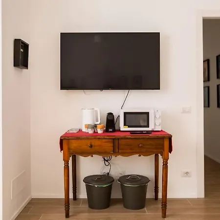 -art Gallery- Luxury Boutique In Center Of Appartement