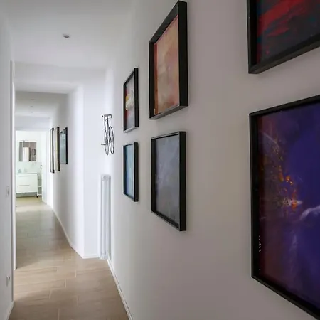 -art Gallery- Luxury Boutique In Center Of Комо